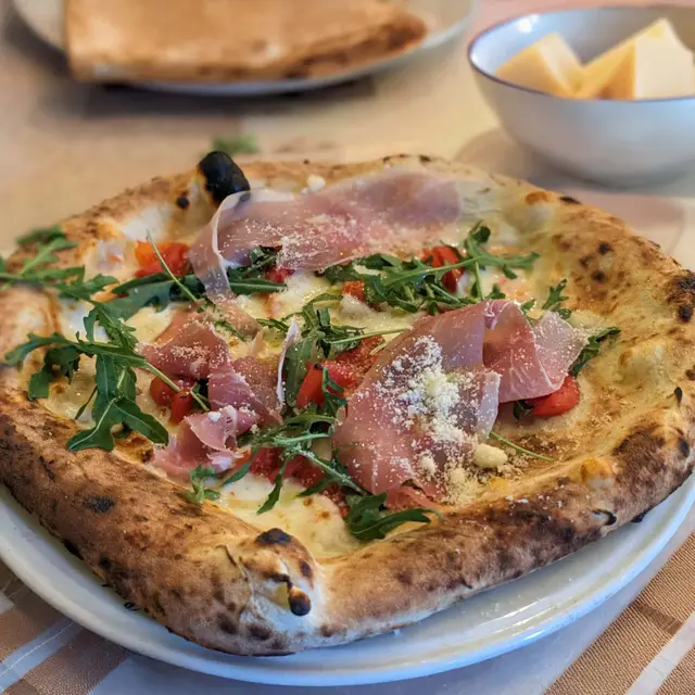Pizza mit Rohschinken und Rucola